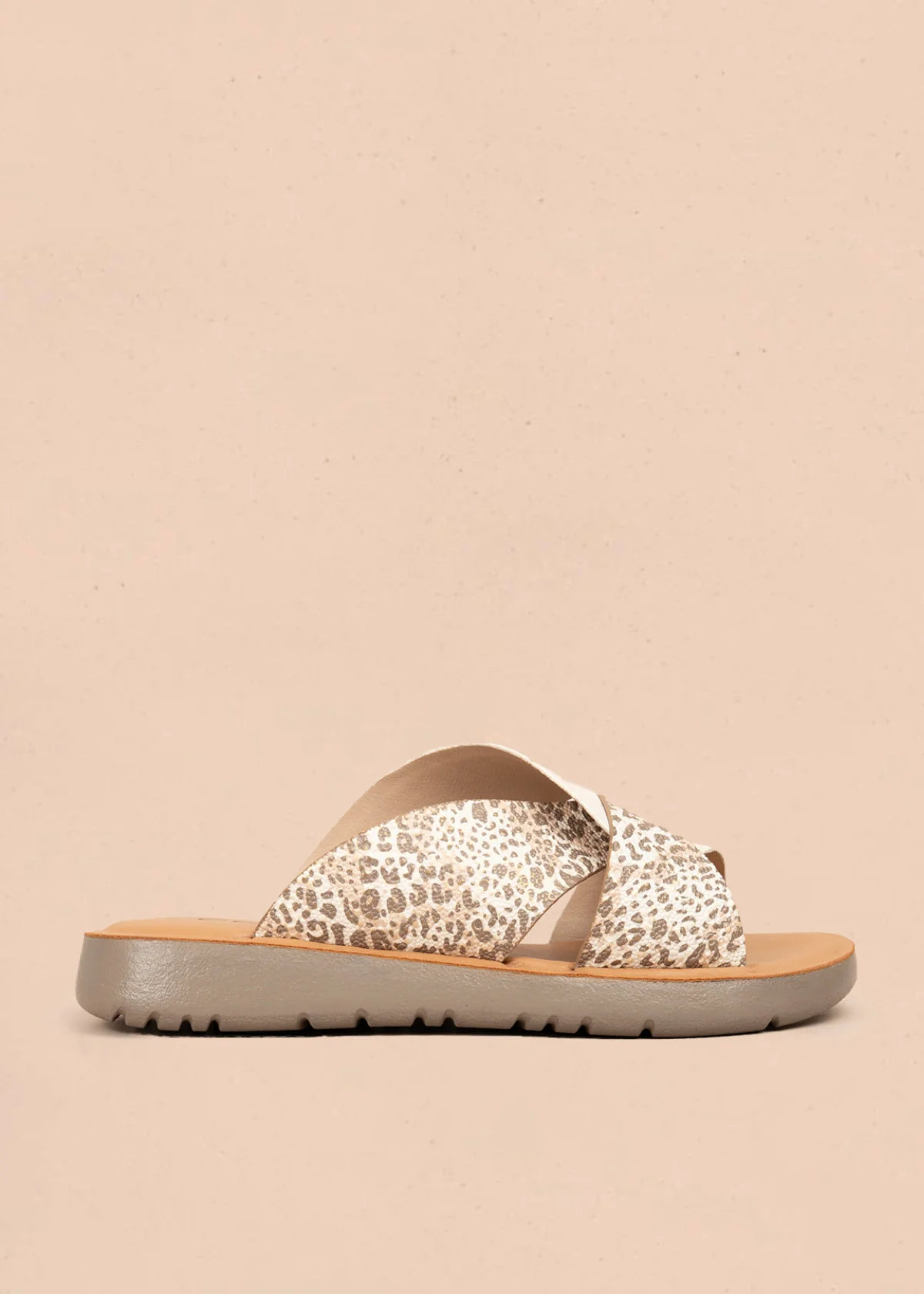 Sandalias en cuero color talco con tira animal print 106993
