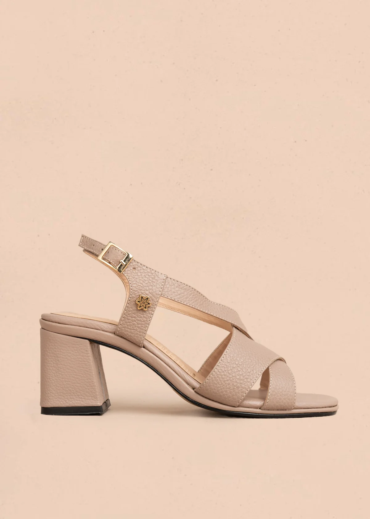 Sandalia en cuero color taupe con correas entrecruzadas 106155