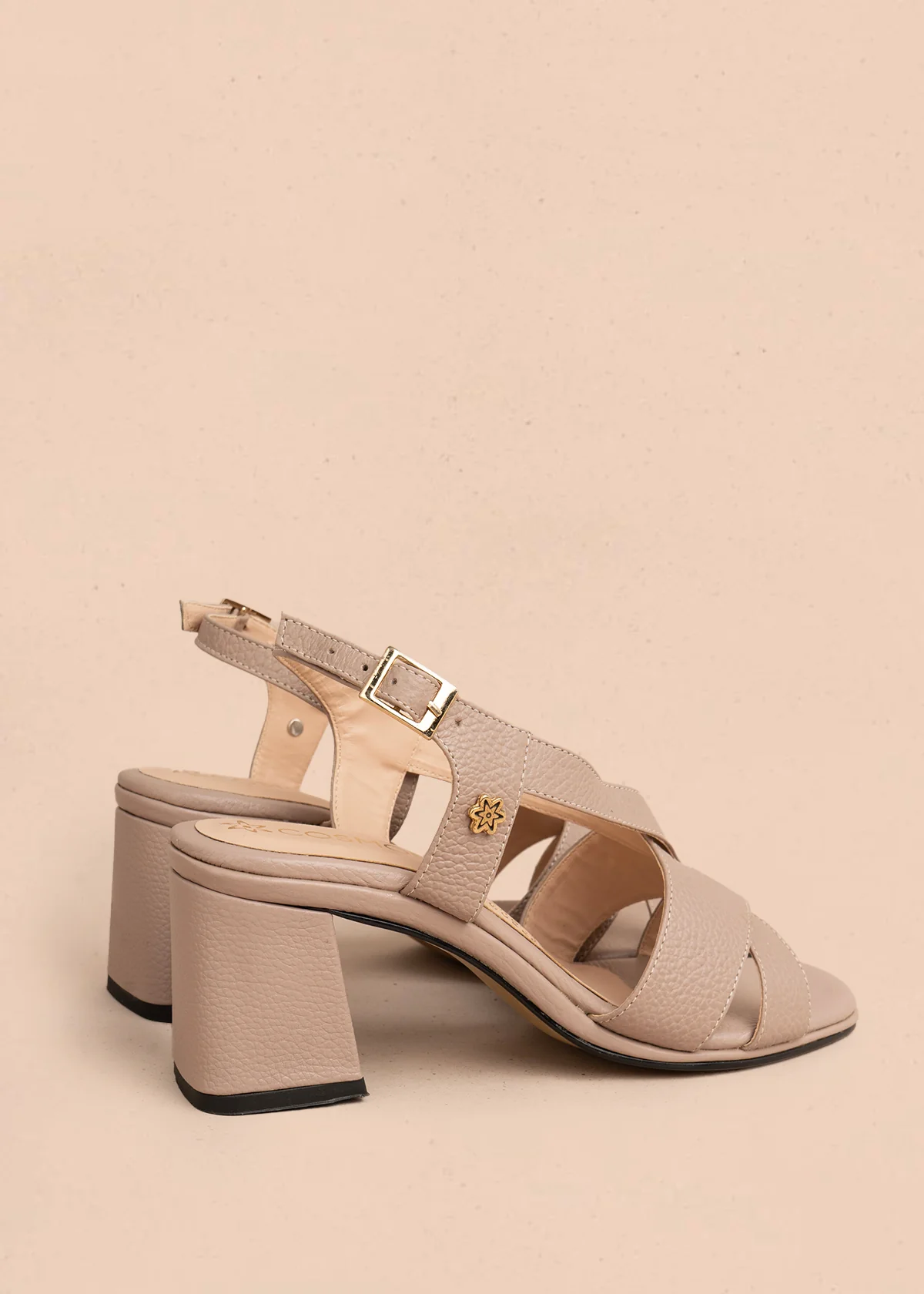 Sandalia en cuero color taupe con correas entrecruzadas 106155 - Image 3