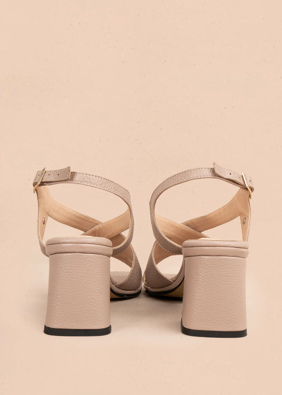 Sandalia en cuero color taupe con correas entrecruzadas 106155 - Image 4