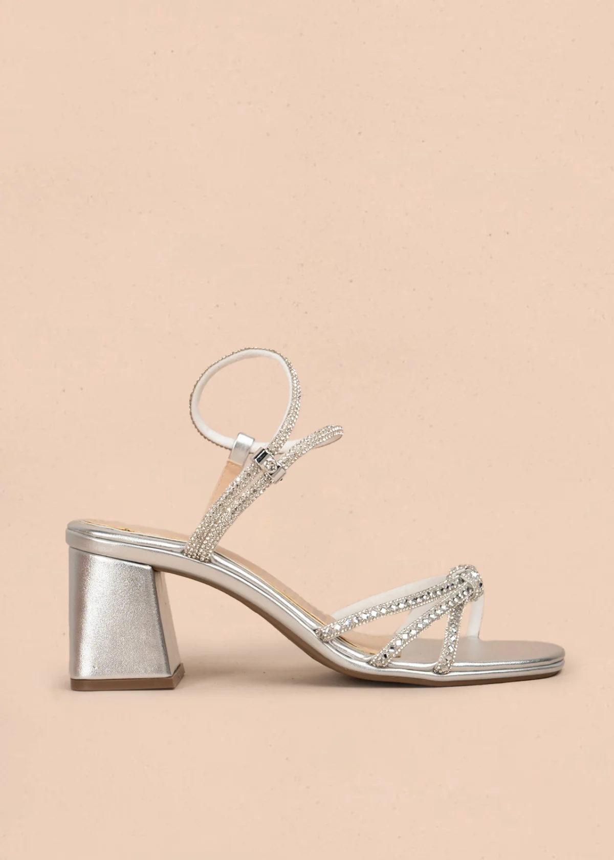Sandalia color plata con pedrería decorativa y correa al tobillo 106144