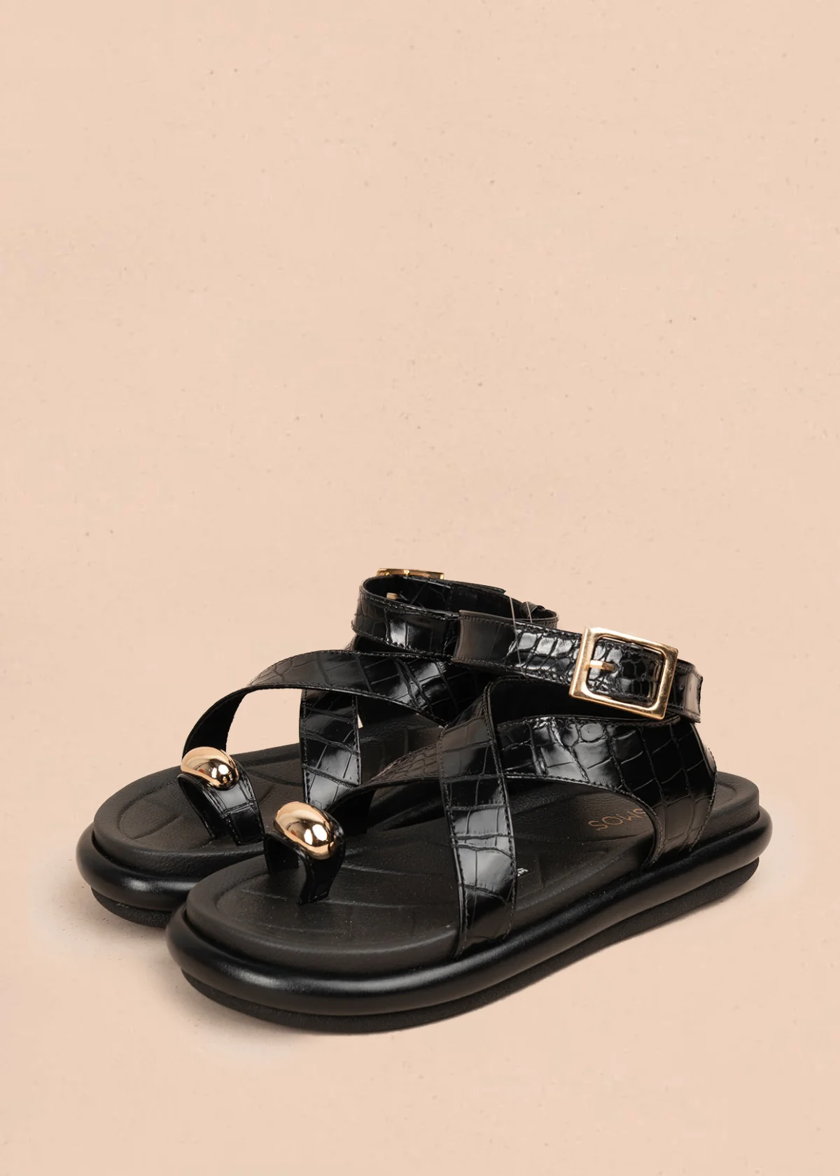 Sandalia plana color negro con correas cruzadas y detalle metálico dorado 106957 - Image 2