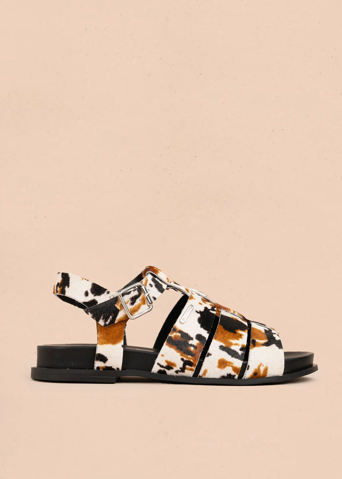 Sandalia plana en cuero color café con tiras anchas animal print 105981
