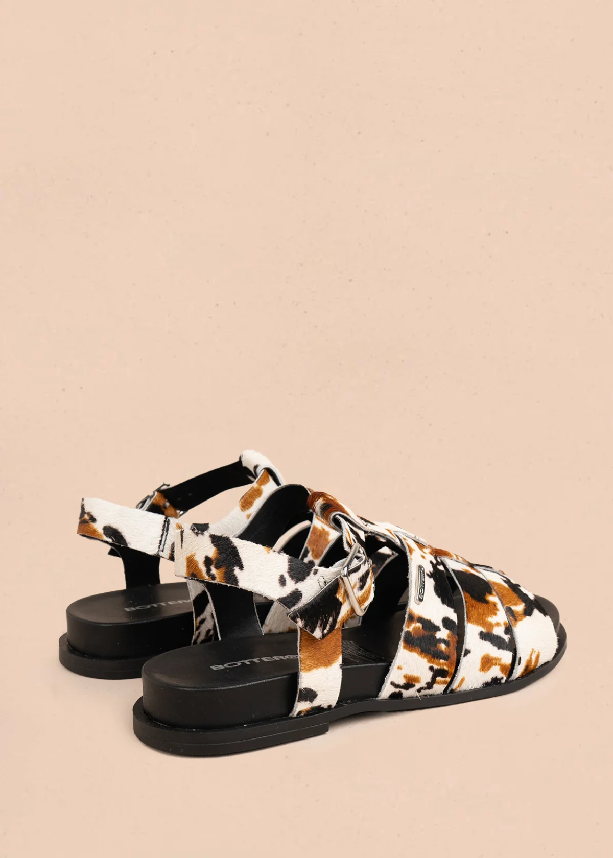 Sandalia plana en cuero color café con tiras anchas animal print 105981 - Image 3