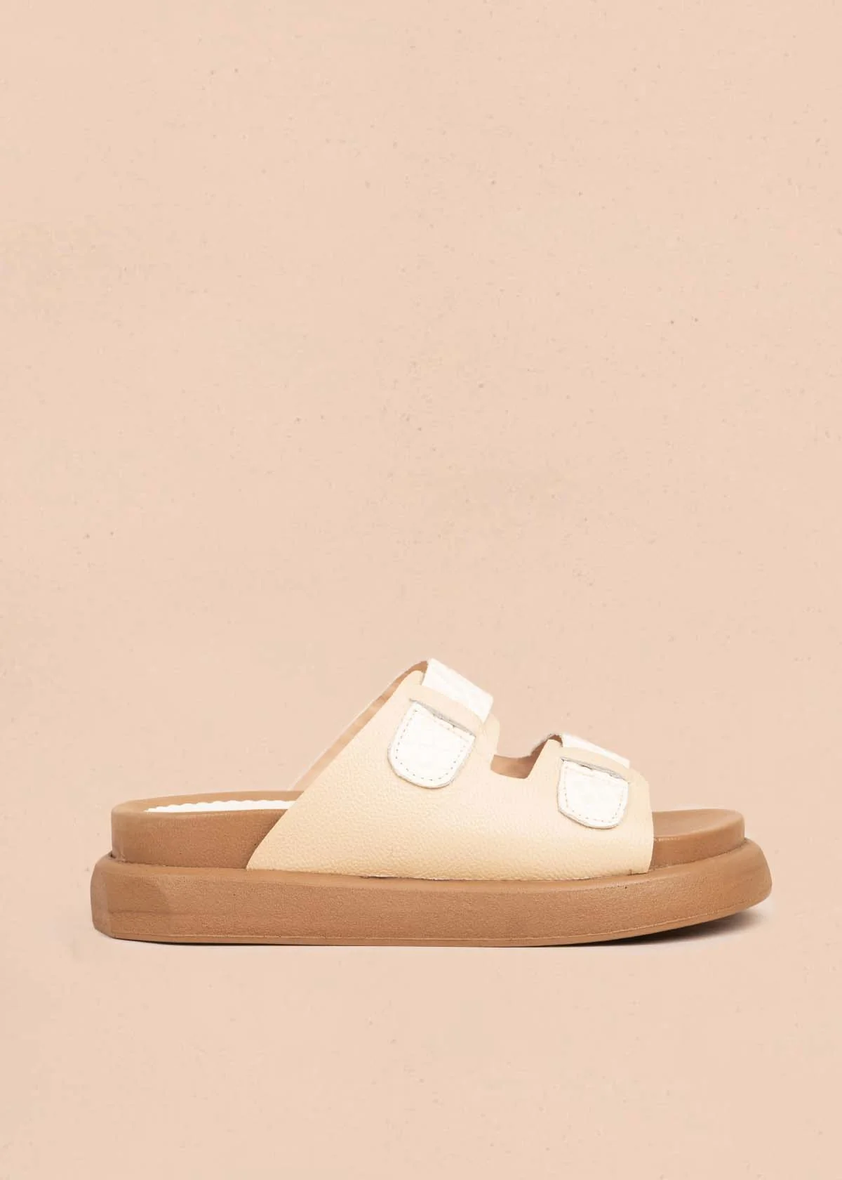 Sandalia en cuero plana color marfil 106037