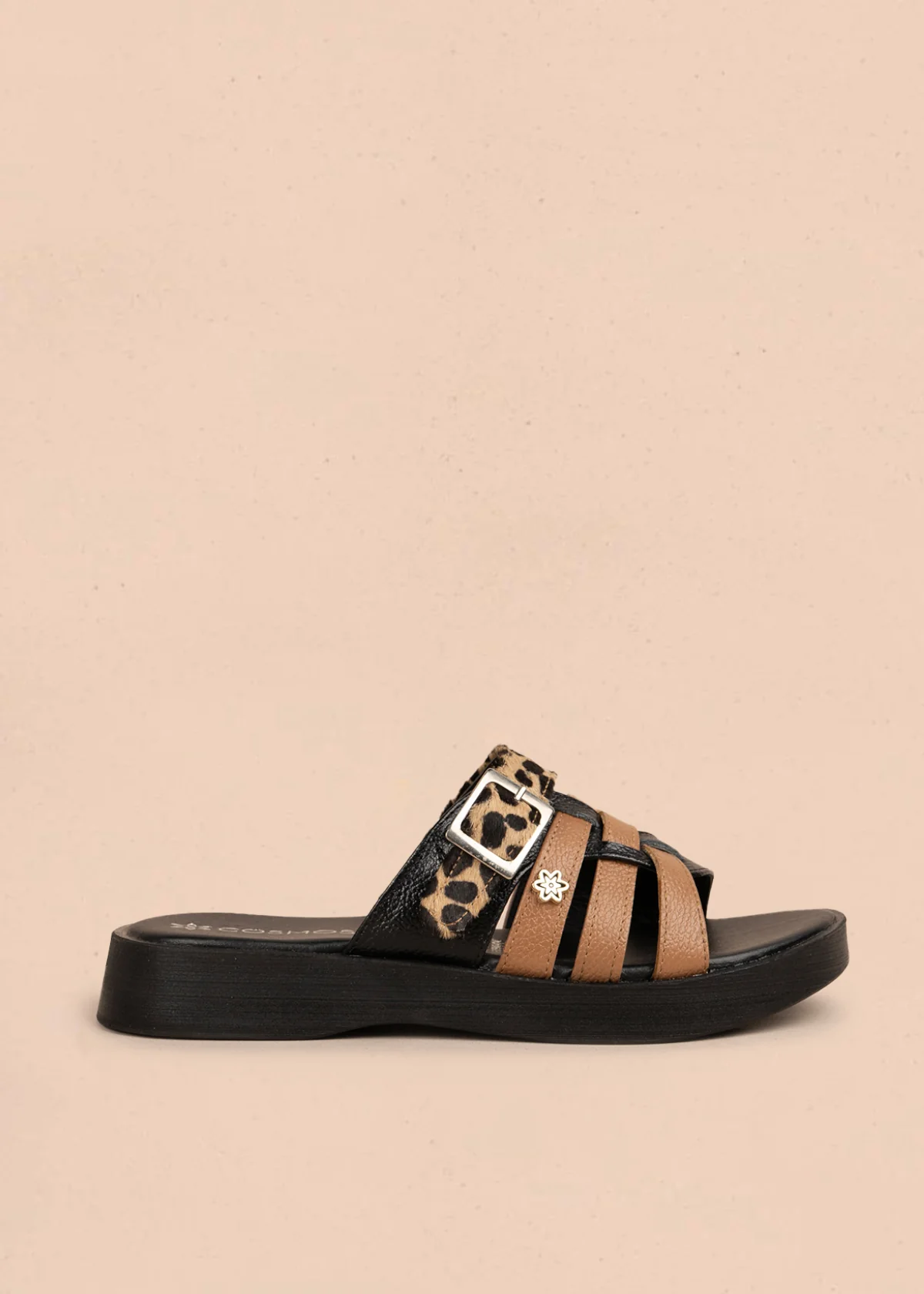 Sandalia plana en cuero color negro con tiras combinadas café y animal print 106055