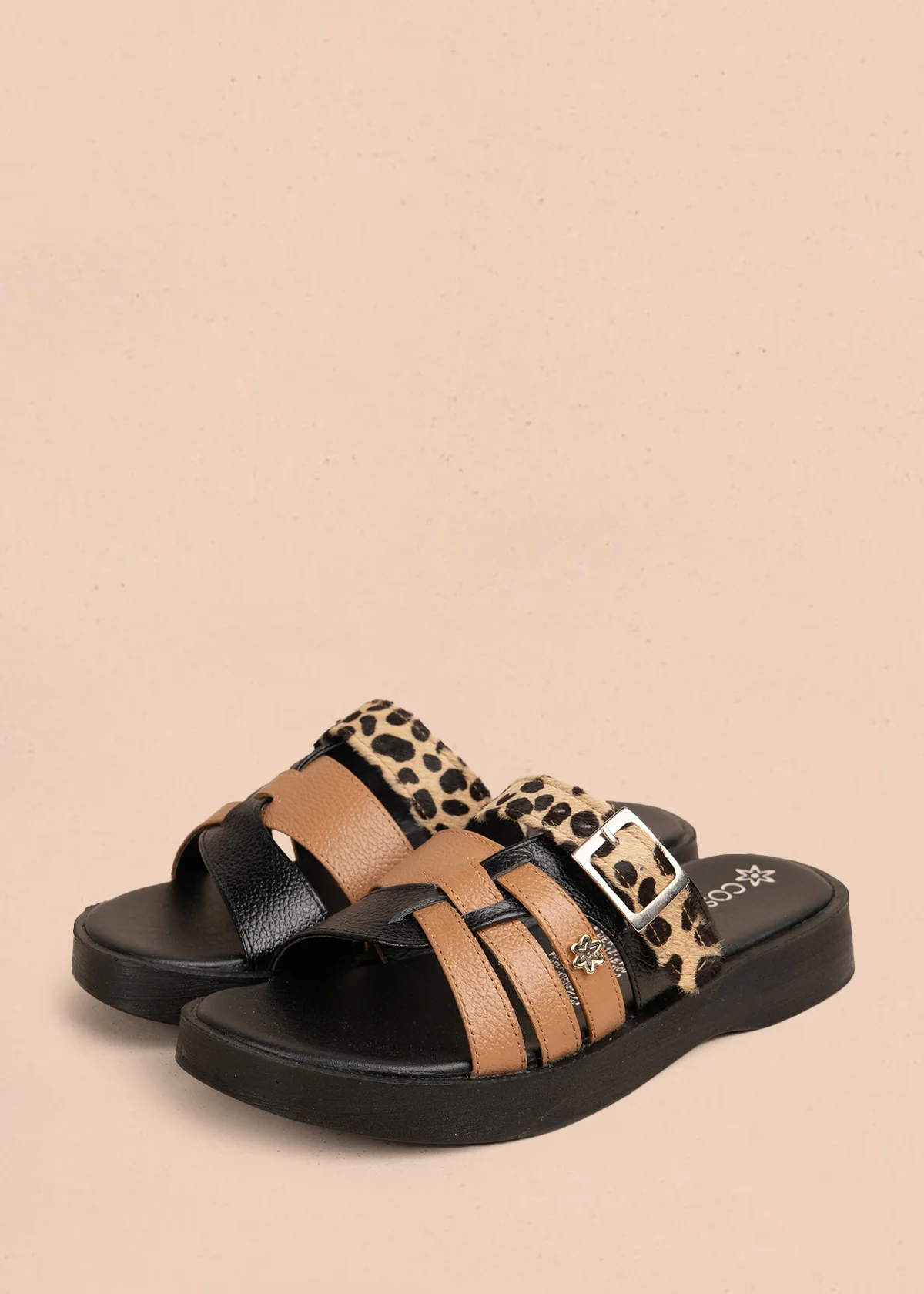 Sandalia plana en cuero color negro con tiras combinadas café y animal print 106055 - Image 2