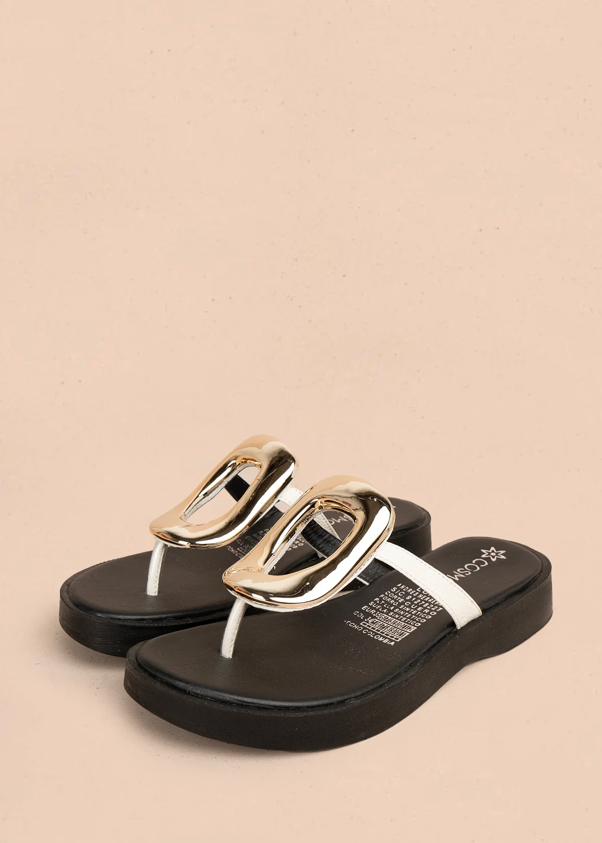 Sandalia en cuero color talco con aplique dorado 106054 - Image 3