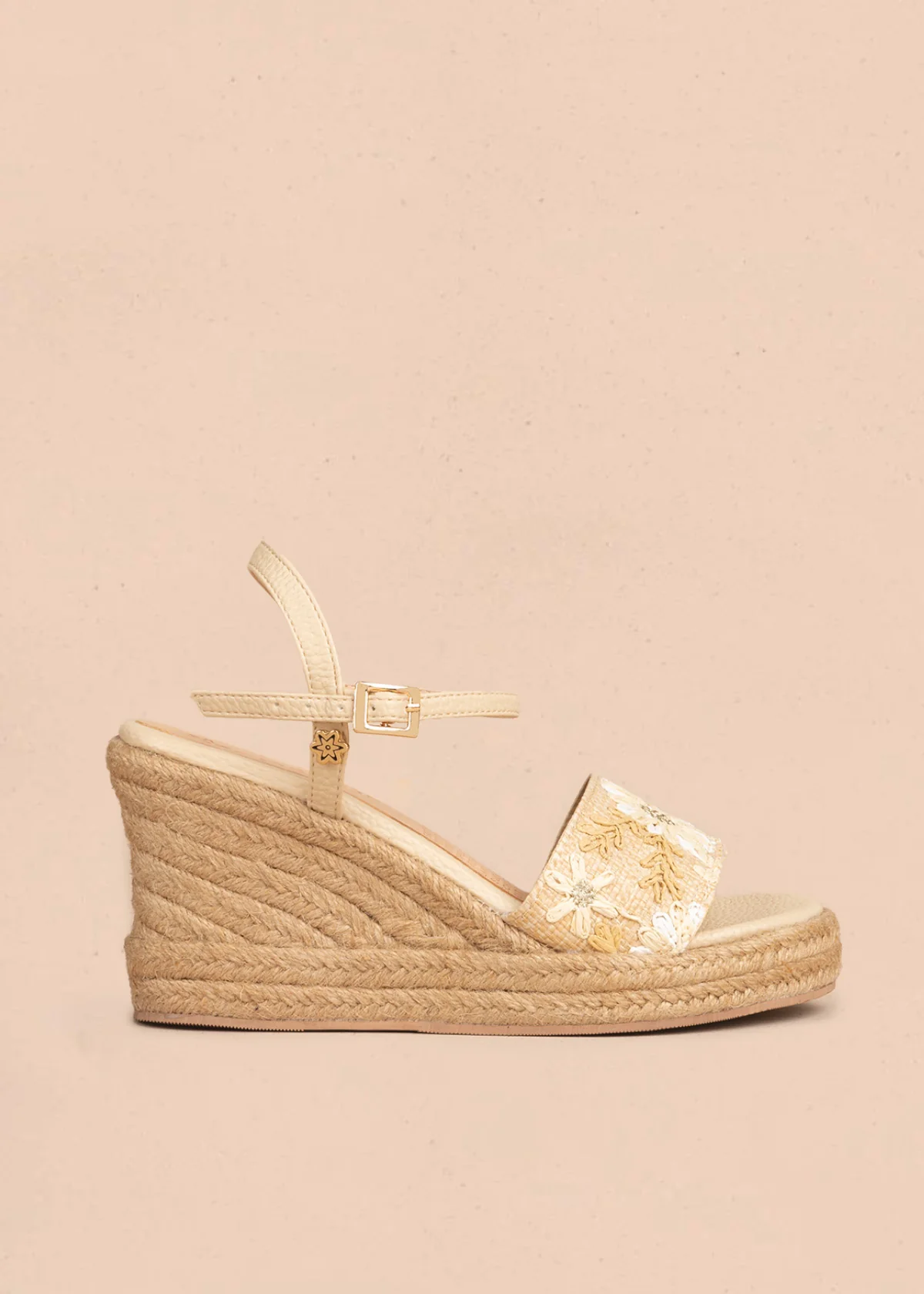 Sandalias con plataforma color beige con banda bordada floral 106535