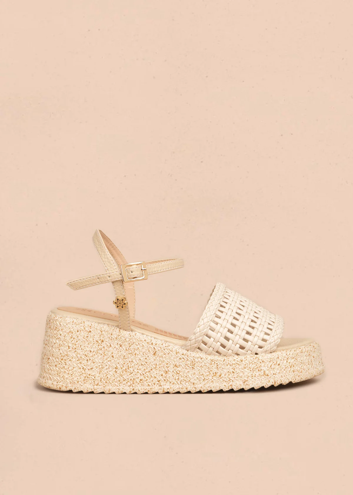 Sandalias en plataforma color beige con banda tejida calada 106536