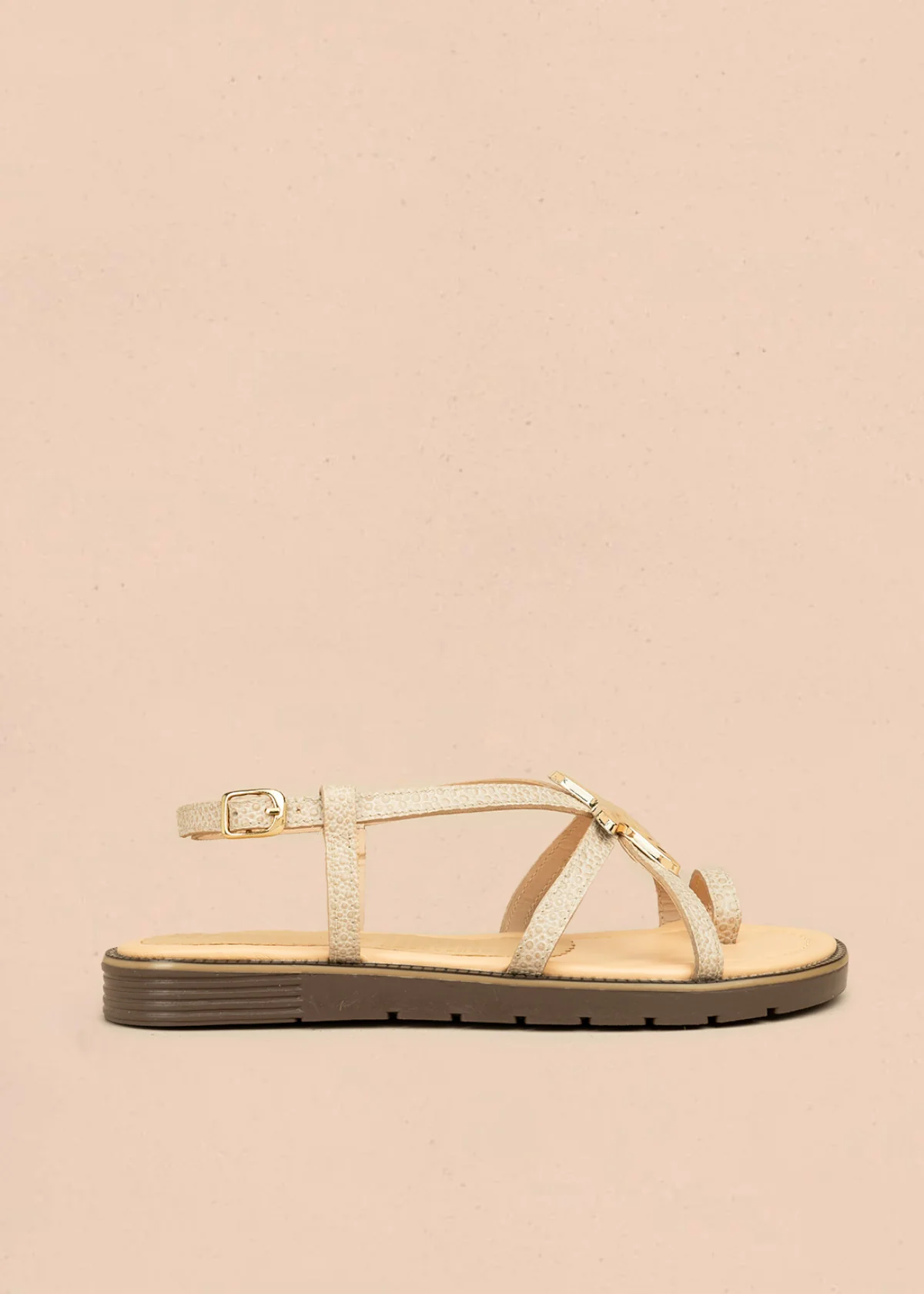 Sandalias planas color blanco con detalle de estrella marina metálica 106519