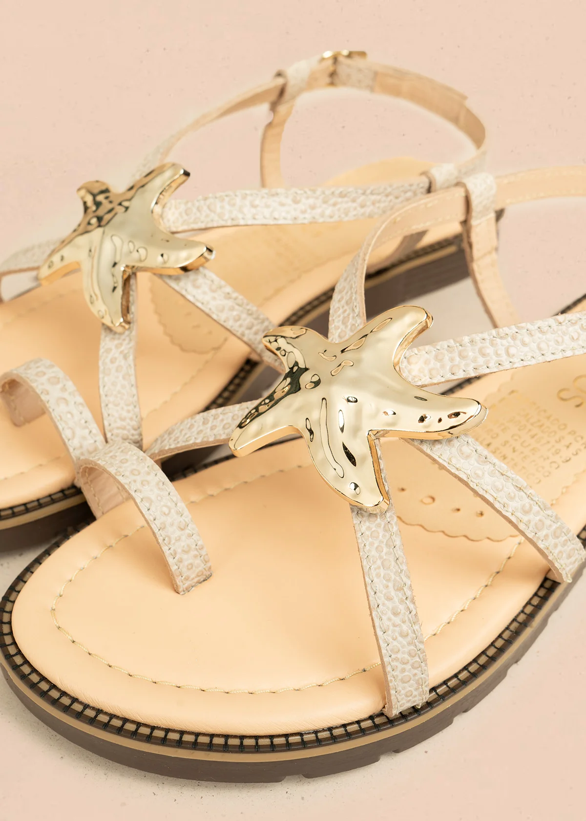Sandalias planas color blanco con detalle de estrella marina metálica 106519 - Image 2