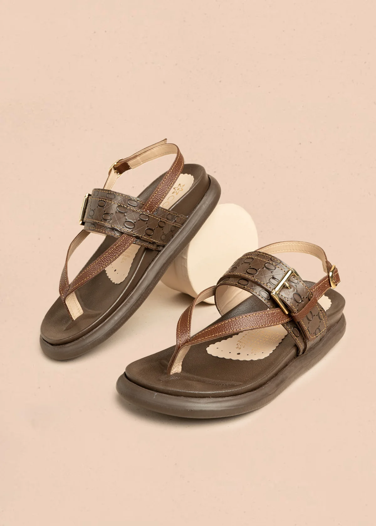 Sandalias planas en cuero color café con doble correa 106520 - Image 2