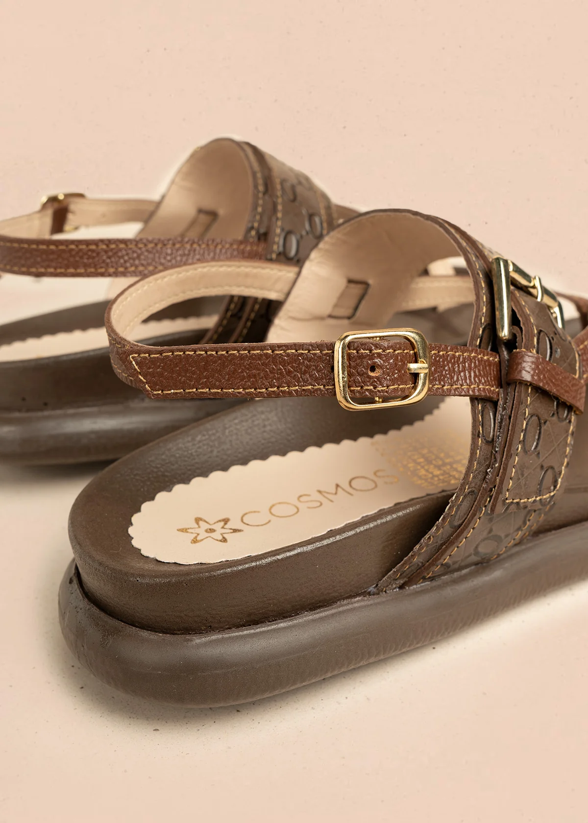 Sandalias planas en cuero color café con doble correa 106520 - Image 4