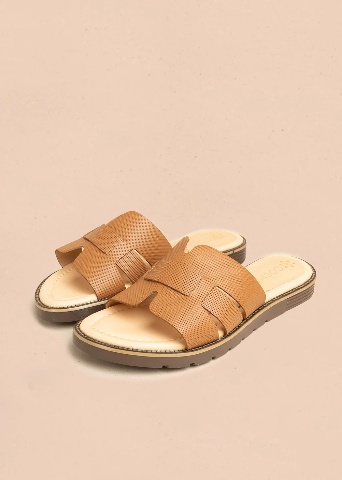 Sandalias planas en cuero color miel con textura microperforada 106517 - Image 2
