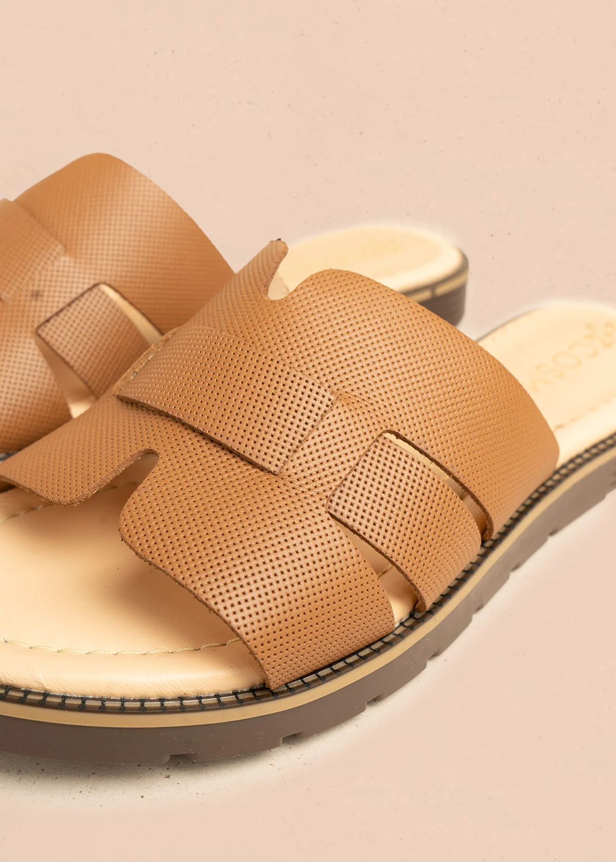 Sandalias planas en cuero color miel con textura microperforada 106517 - Image 3