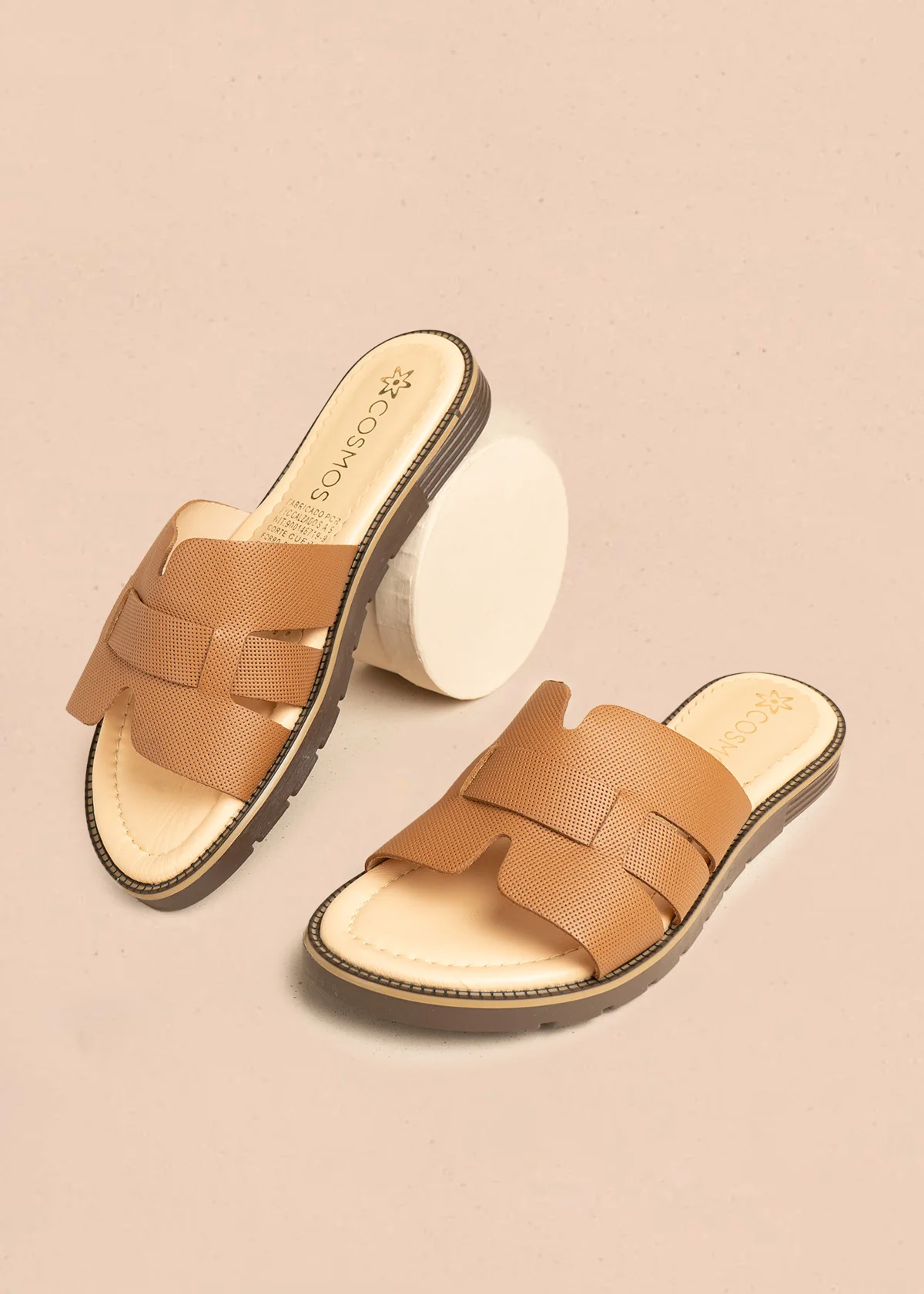 Sandalias planas en cuero color miel con textura microperforada 106517 - Image 4