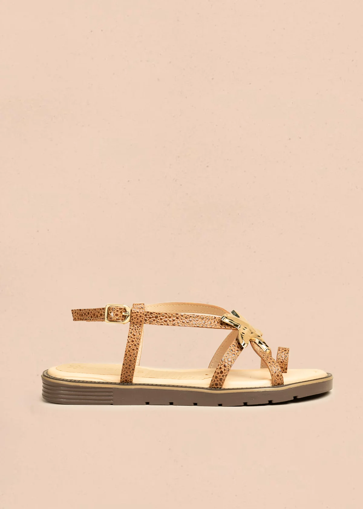 Sandalias planas color miel con detalle de estrella marina metálica 106519
