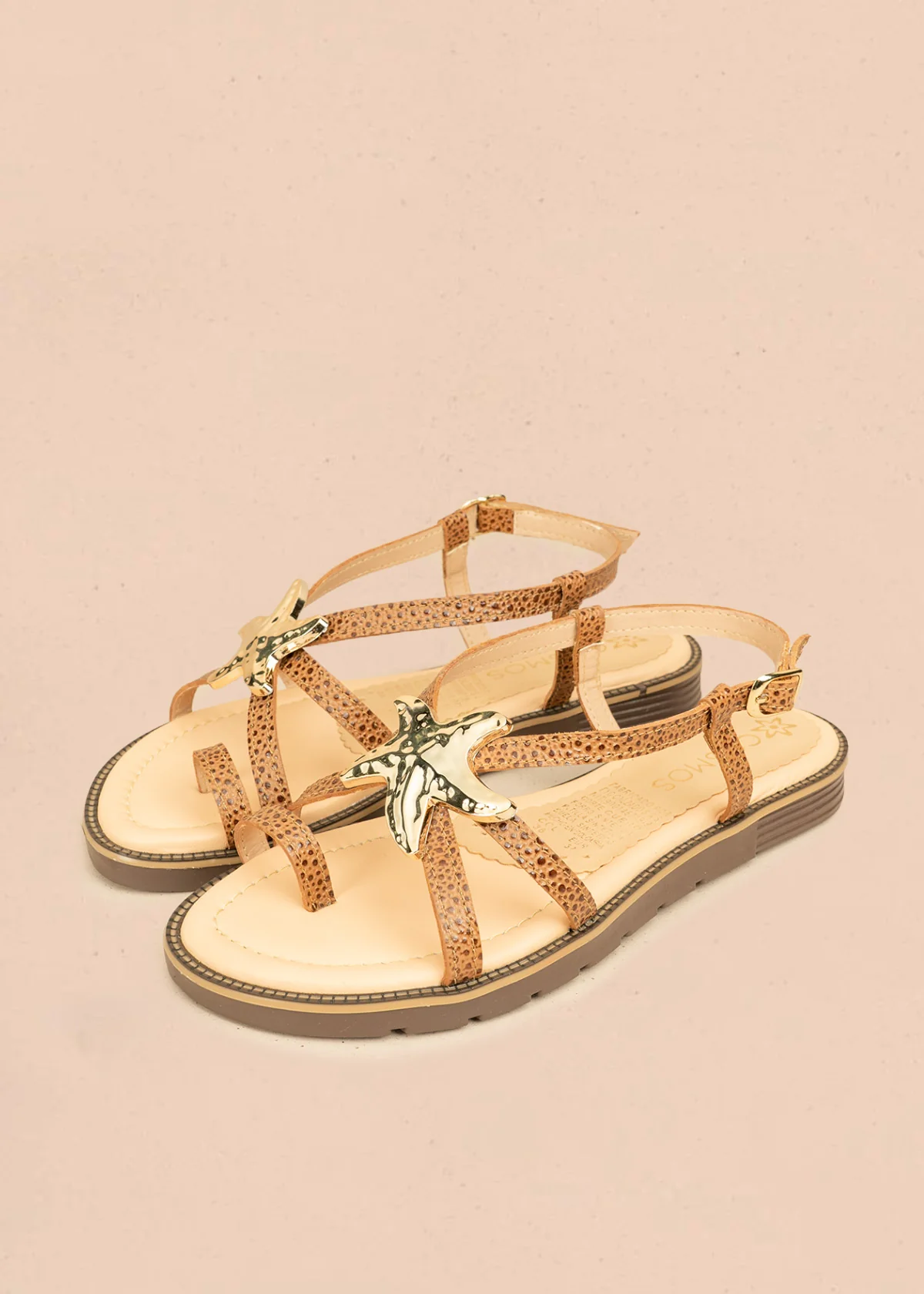 Sandalias planas color miel con detalle de estrella marina metálica 106519 - Image 2