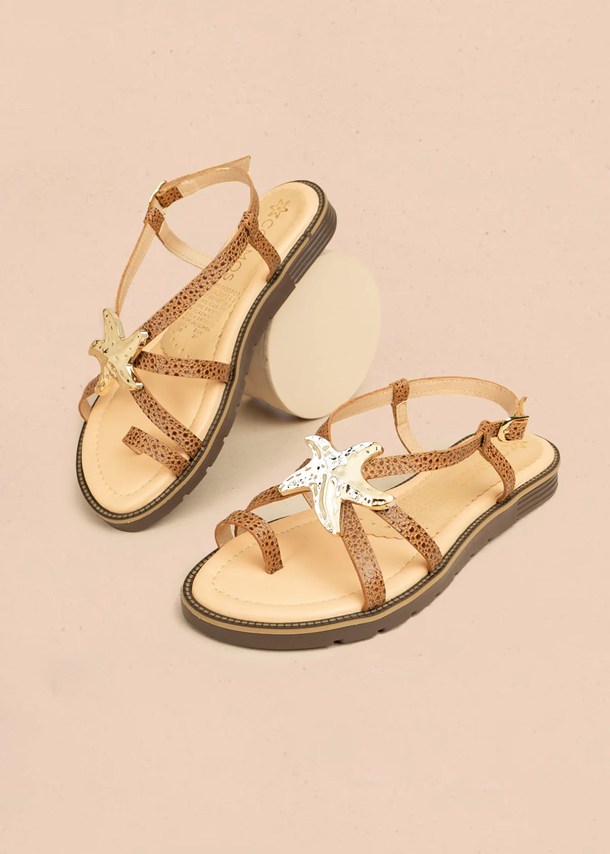 Sandalias planas color miel con detalle de estrella marina metálica 106519 - Image 4