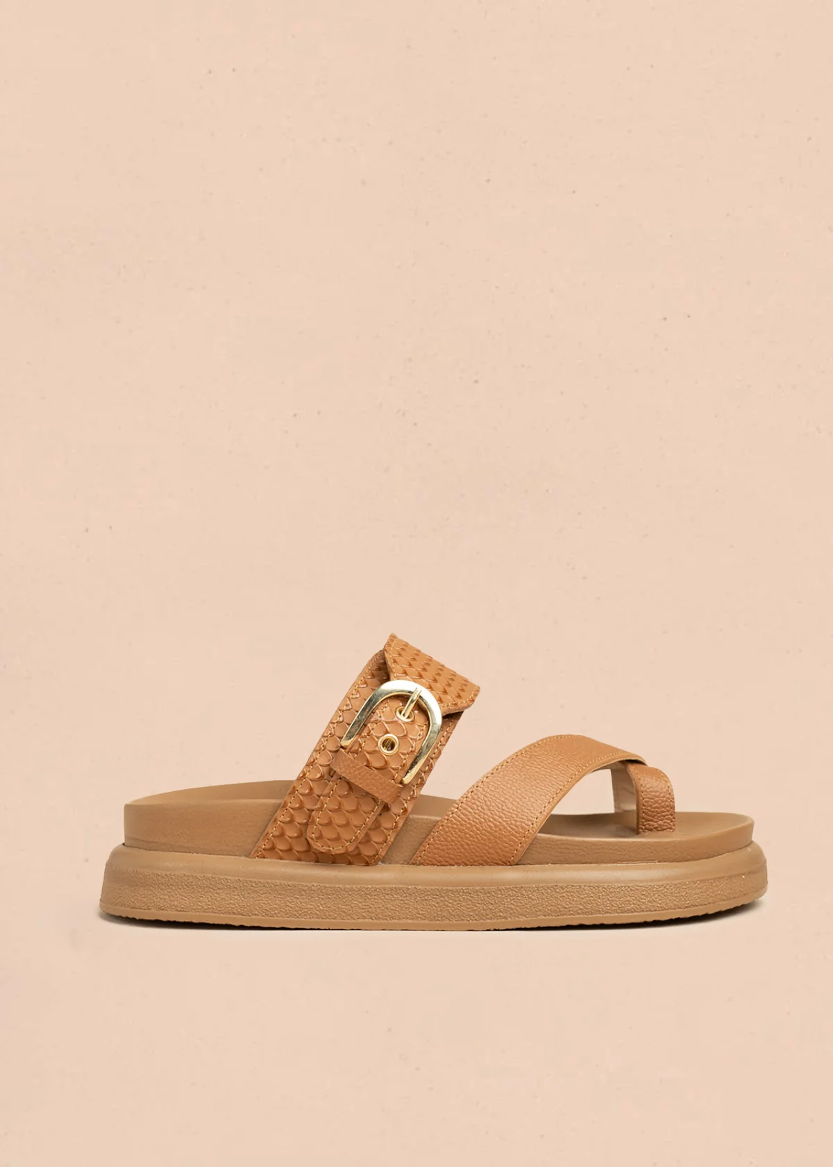 Sandalias planas en cuero color miel con textura croco 106521