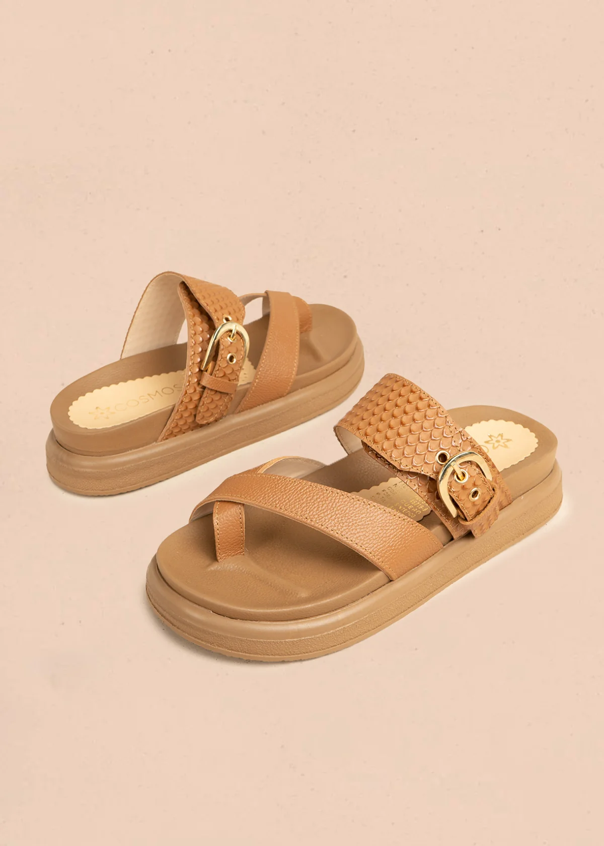 Sandalias planas en cuero color miel con textura croco 106521 - Image 3