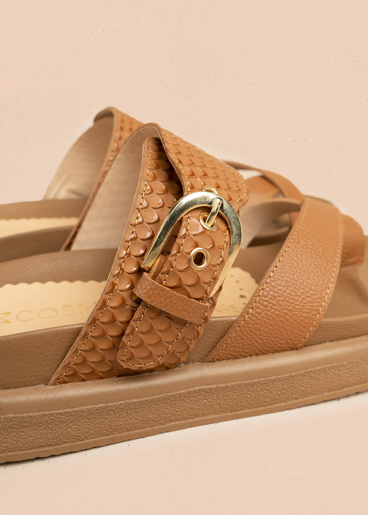 Sandalias planas en cuero color miel con textura croco 106521 - Image 6
