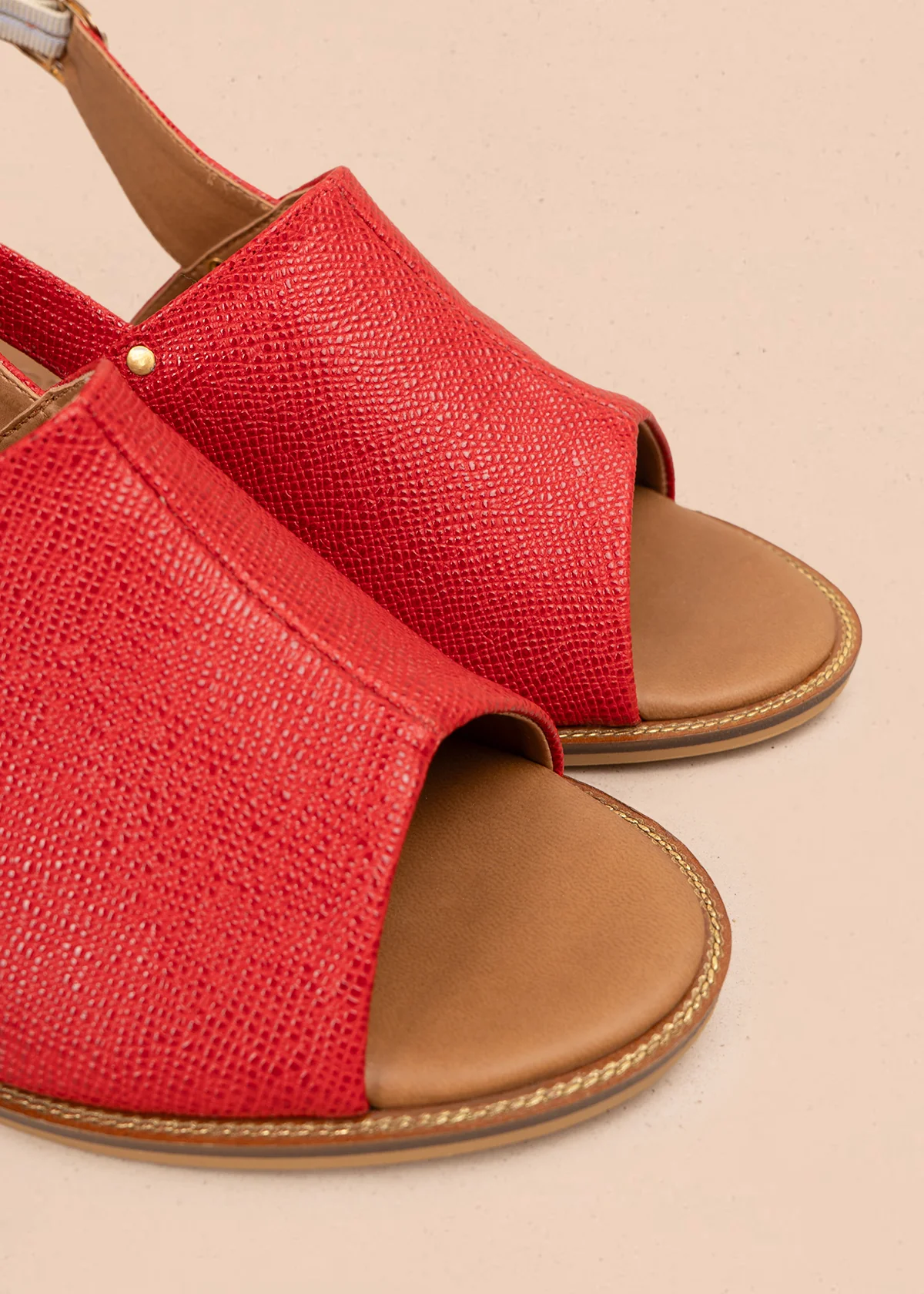 Sandalias altas color rojo con textura croco y correa ajustable 107019 - Image 4