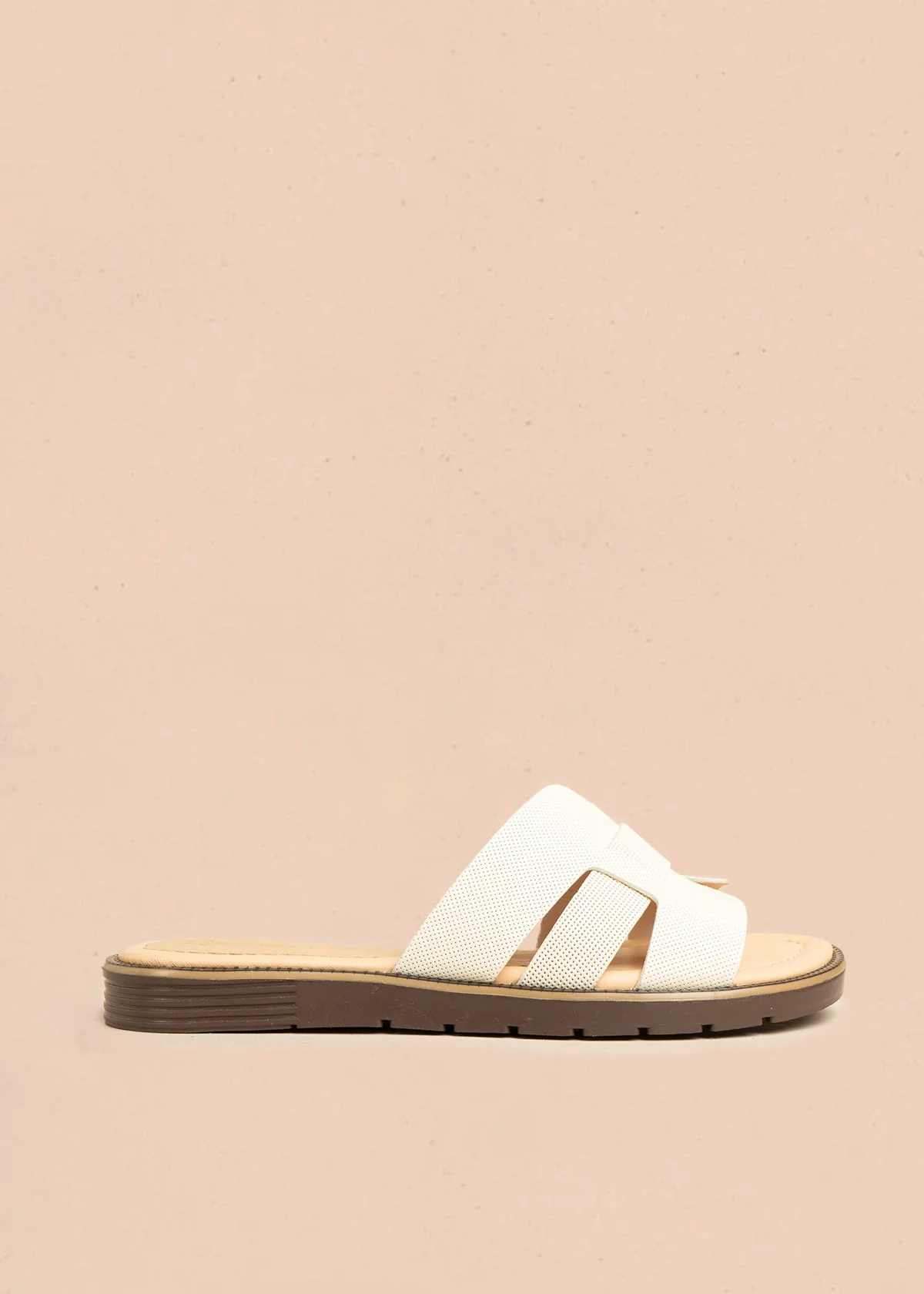 Sandalias planas en cuero color talco con textura microperforada 106517