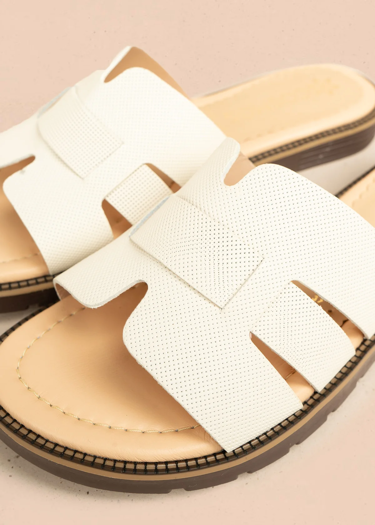 Sandalias planas en cuero color talco con textura microperforada 106517 - Image 3