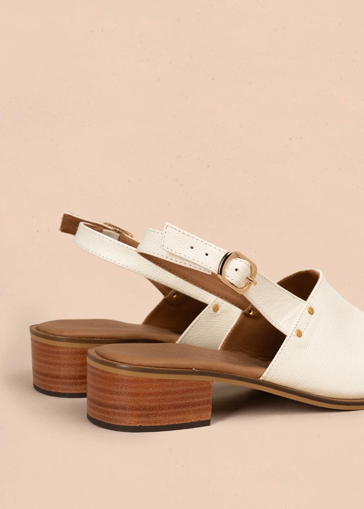 Sandalias altas color talco con textura croco y correa ajustable 107019 - Image 6