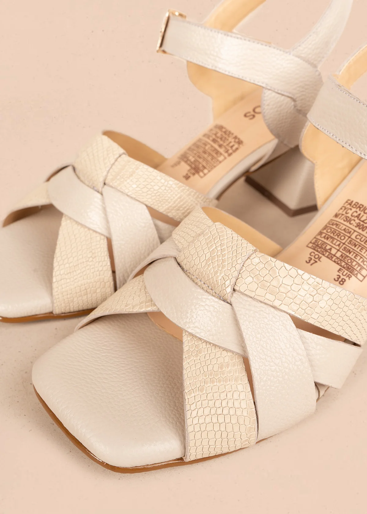 Sandalias de cuero color talco con tiras cruzadas y textura reptil 106506 - Image 4