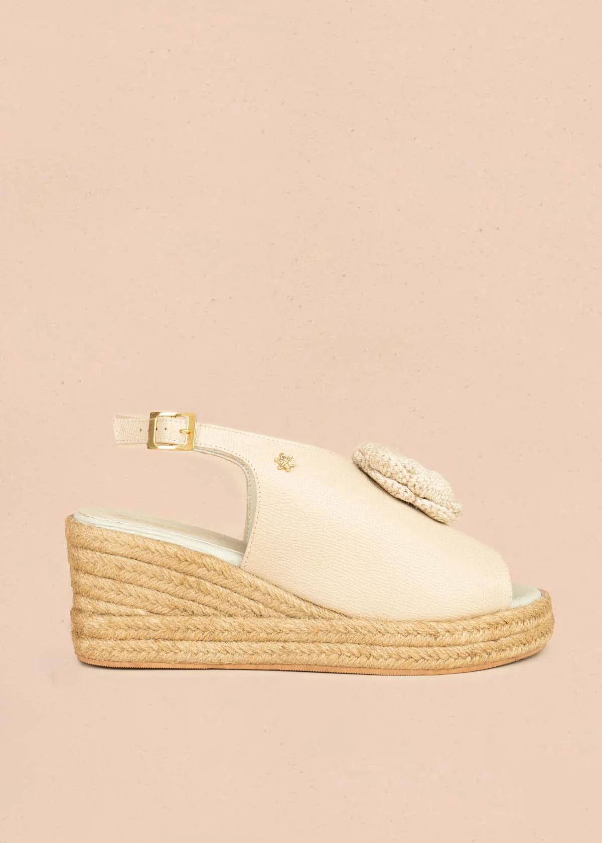 Sandalias en cuero color taupe con detalle rosa tejida y plataforma en yute 106034
