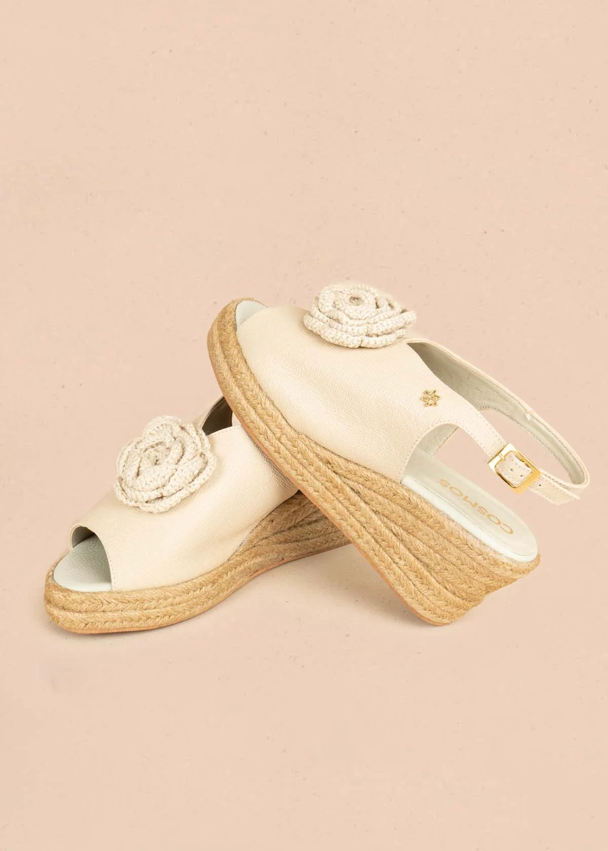 Sandalias en cuero color taupe con detalle rosa tejida y plataforma en yute 106034 - Image 4