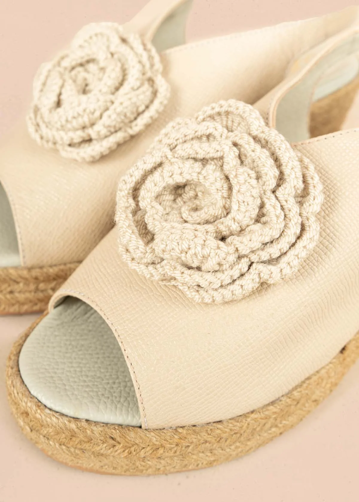 Sandalias en cuero color taupe con detalle rosa tejida y plataforma en yute 106034 - Image 5