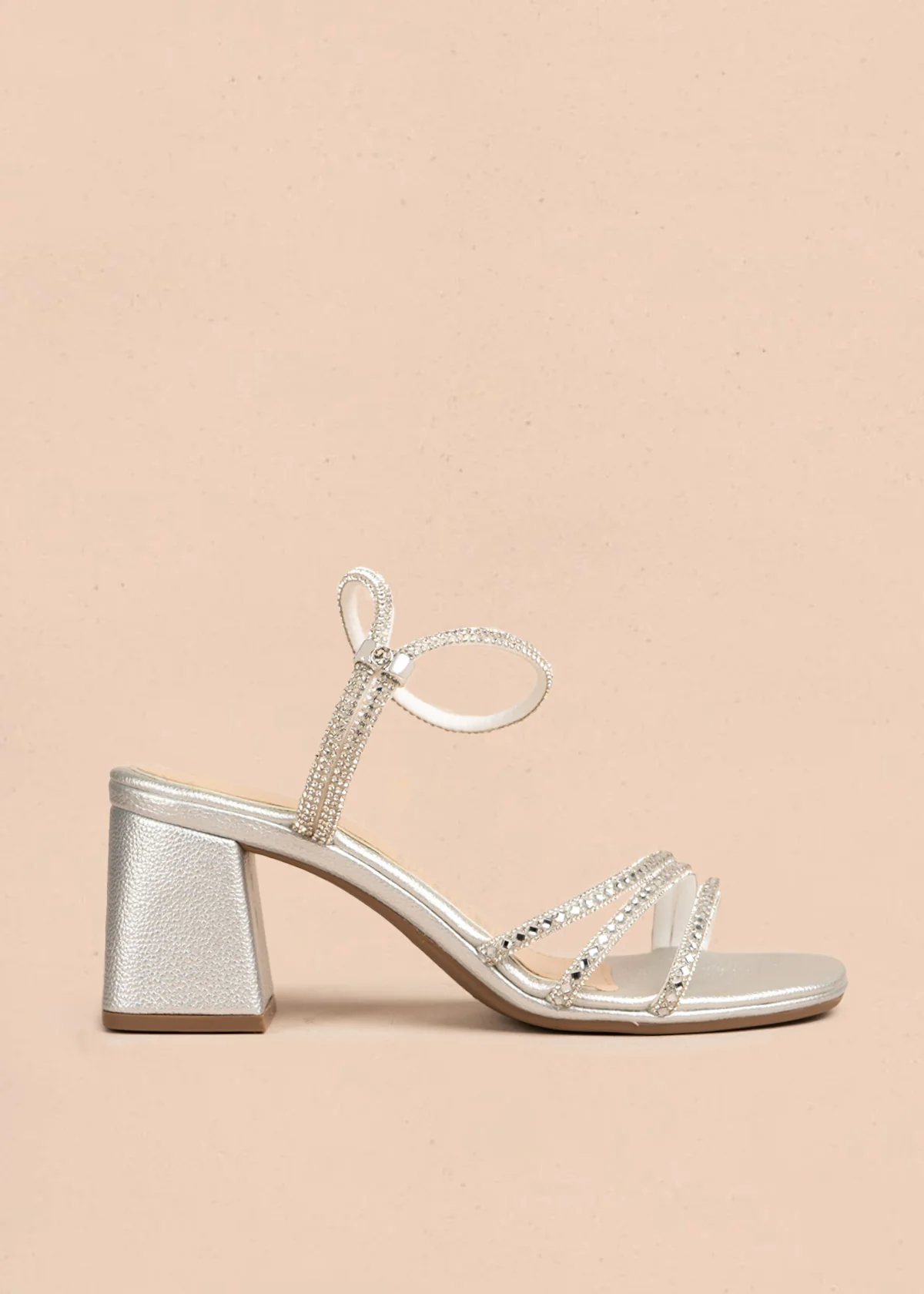 Sandalias color plata con tiras de pedrería brillante y acabado elegante 105427