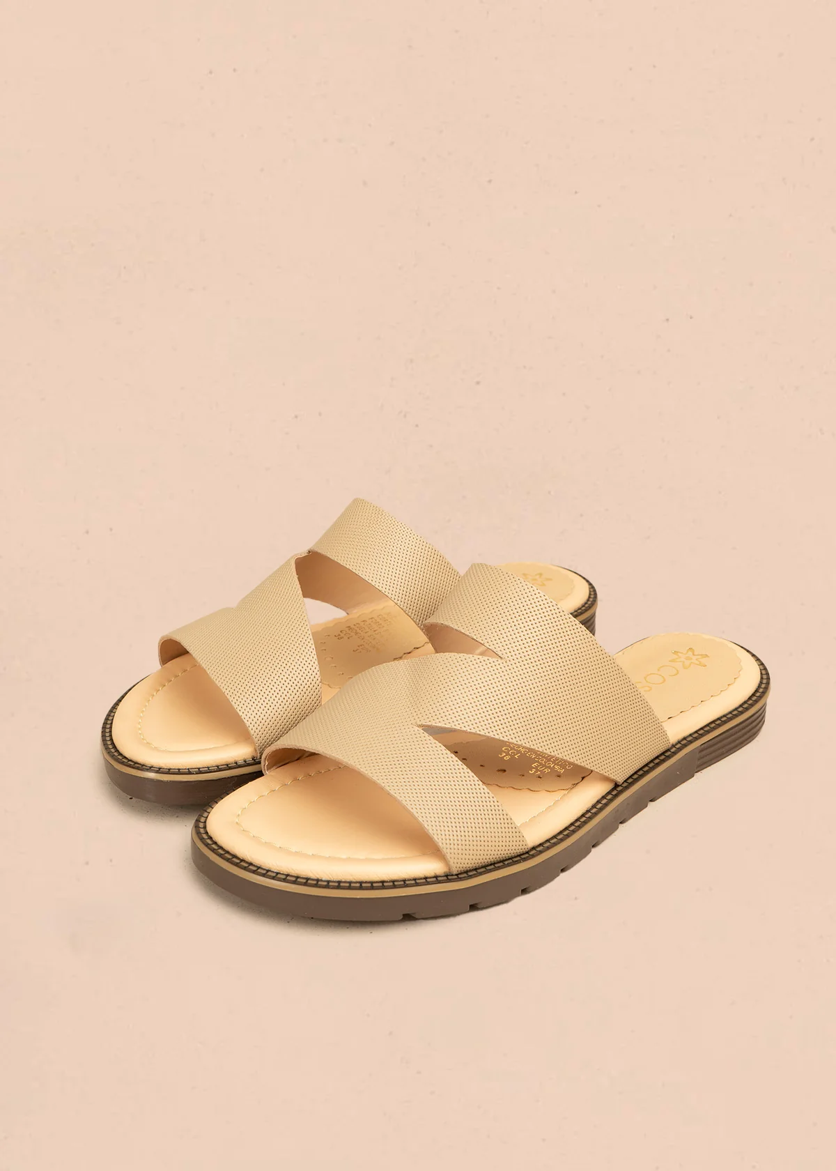 Sandalias planas de cuero color camel textura microperforada 106518 - Image 2