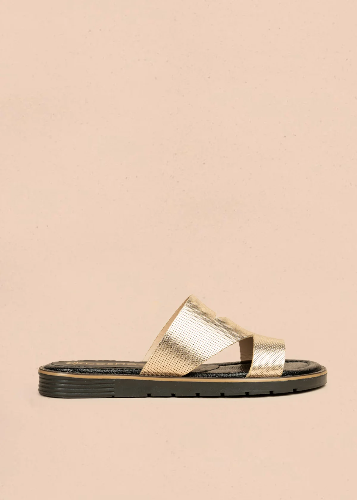 Sandalias planas de cuero color dorado textura microperforada 106518