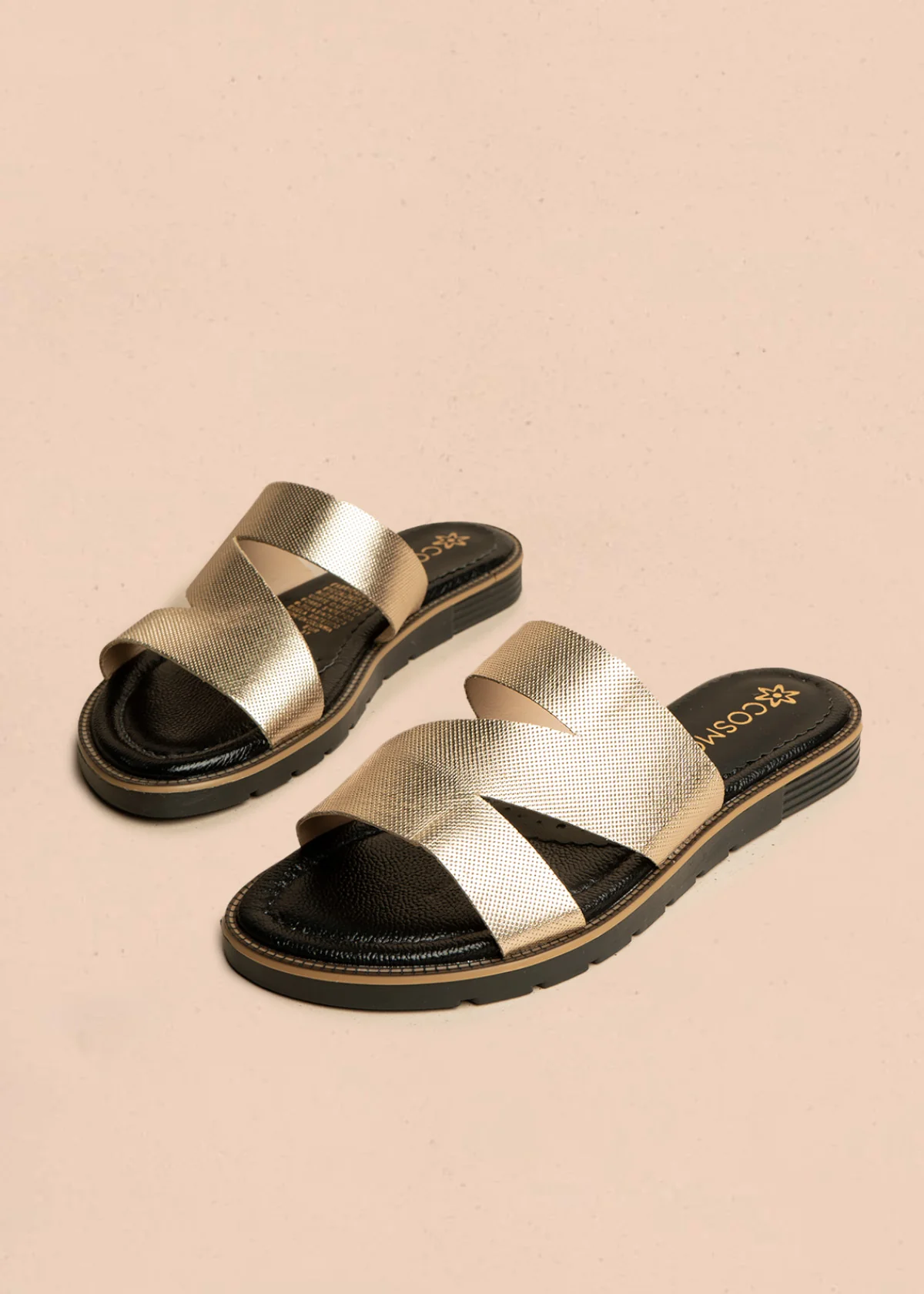 Sandalias planas de cuero color dorado textura microperforada 106518 - Image 2