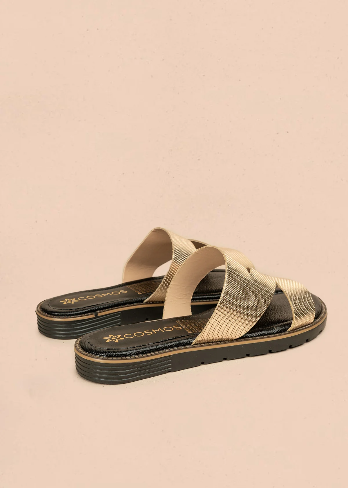 Sandalias planas de cuero color dorado textura microperforada 106518 - Image 4