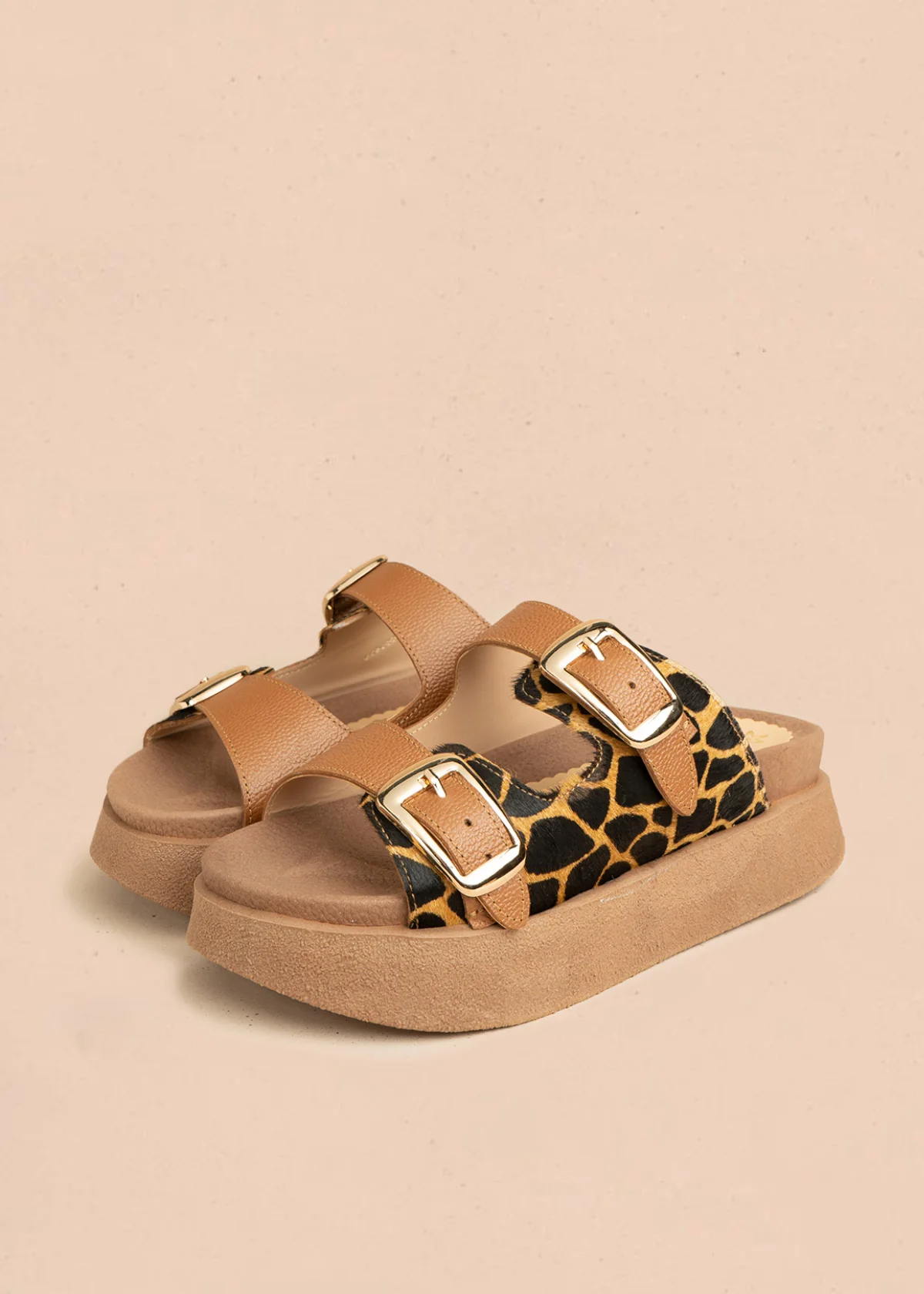 Sandalias planas de cuero color miel con detalle animal print 106515 - Image 2