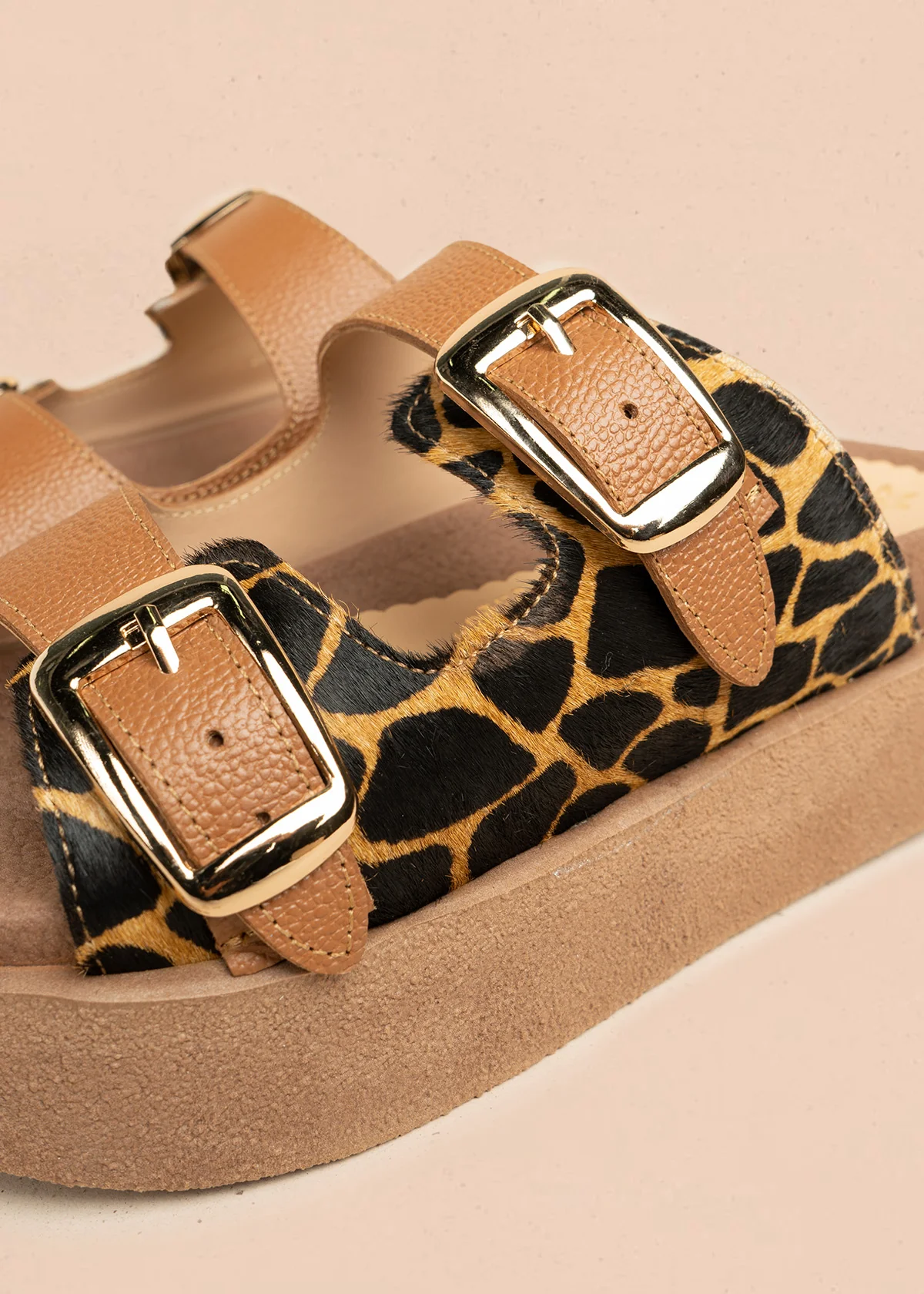 Sandalias planas de cuero color miel con detalle animal print 106515 - Image 3