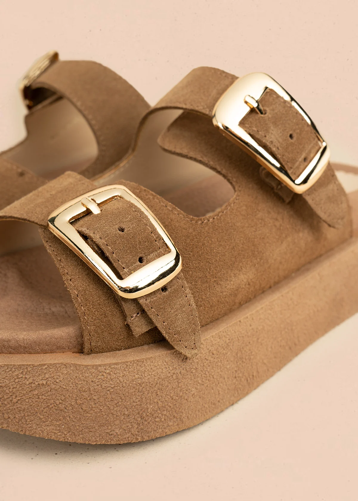Sandalias planas de cuero carnaza color miel con doble hebilla 106522 - Image 3