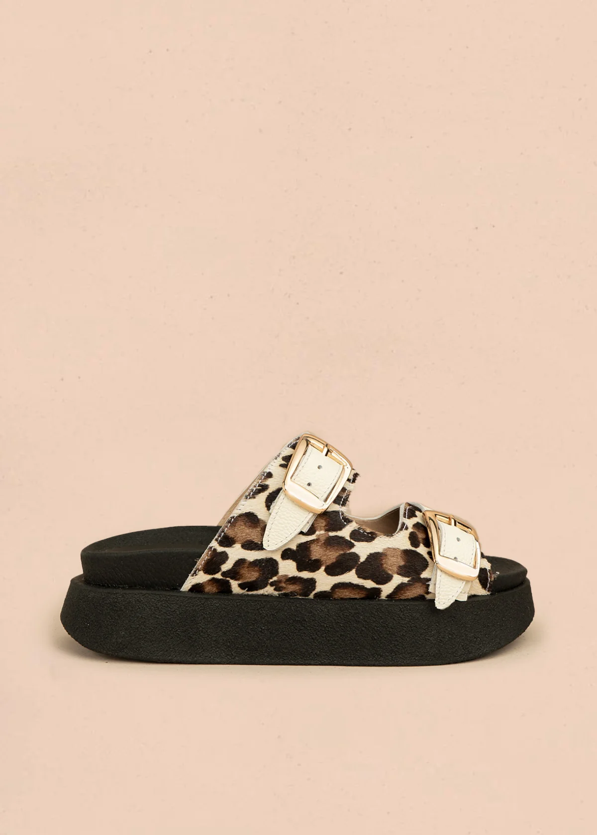 Sandalias planas de cuero color talco con detalle animal print 106515