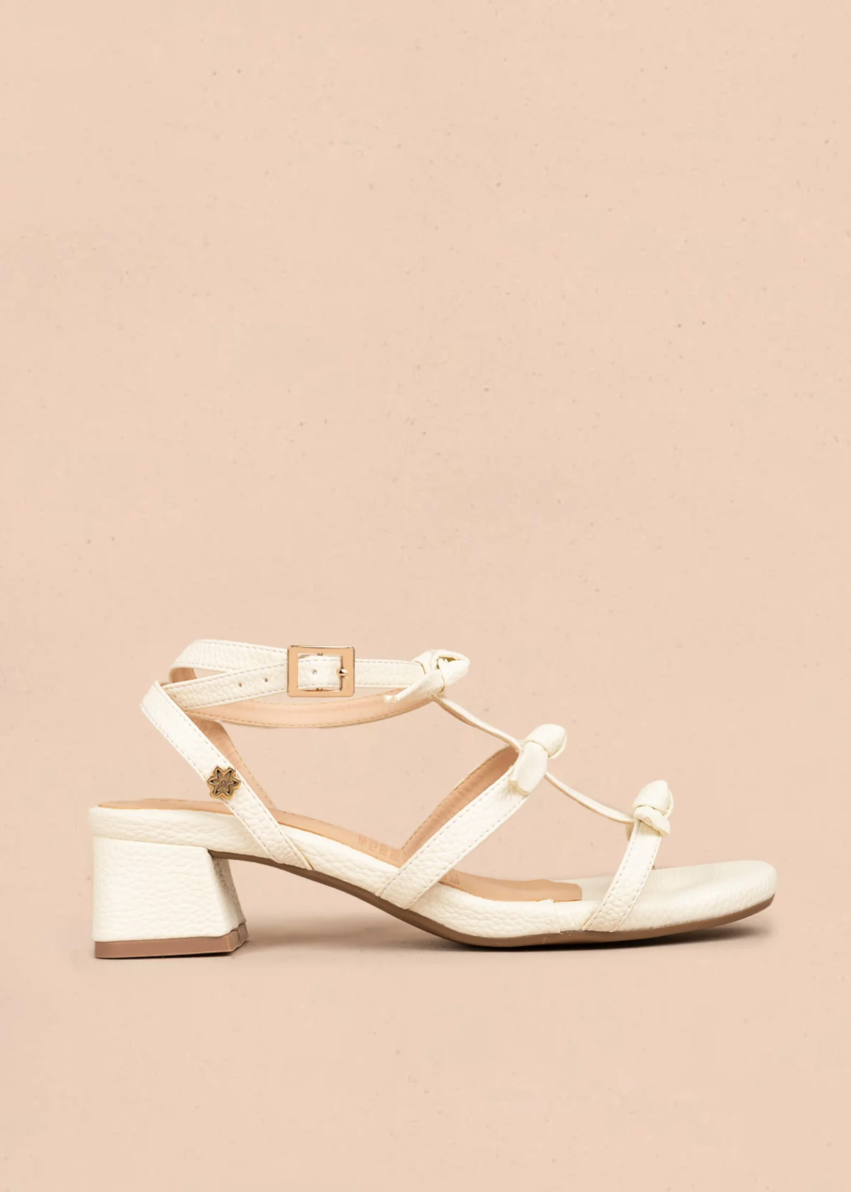 Sandalias color talco con tiras y nudos decorativos 106530