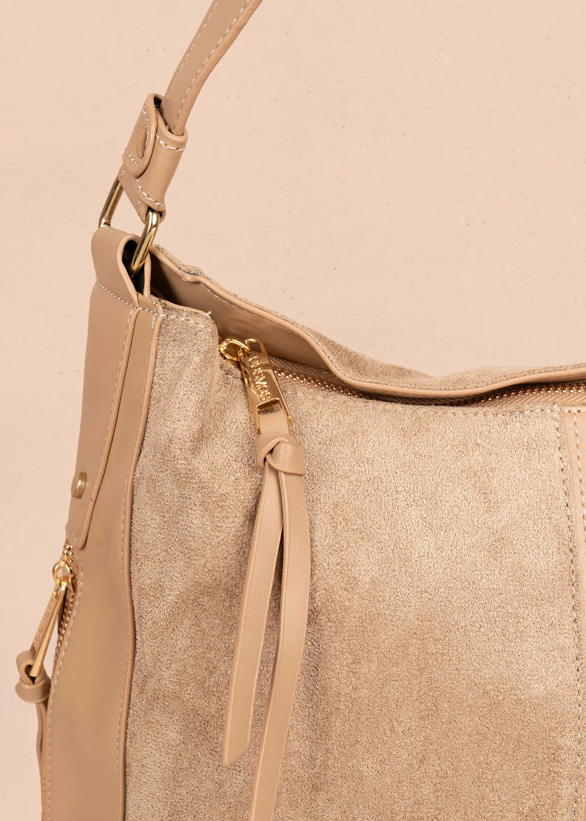Bolso tipo shopping color camel textura en gamuza sintética 106292 - Image 5