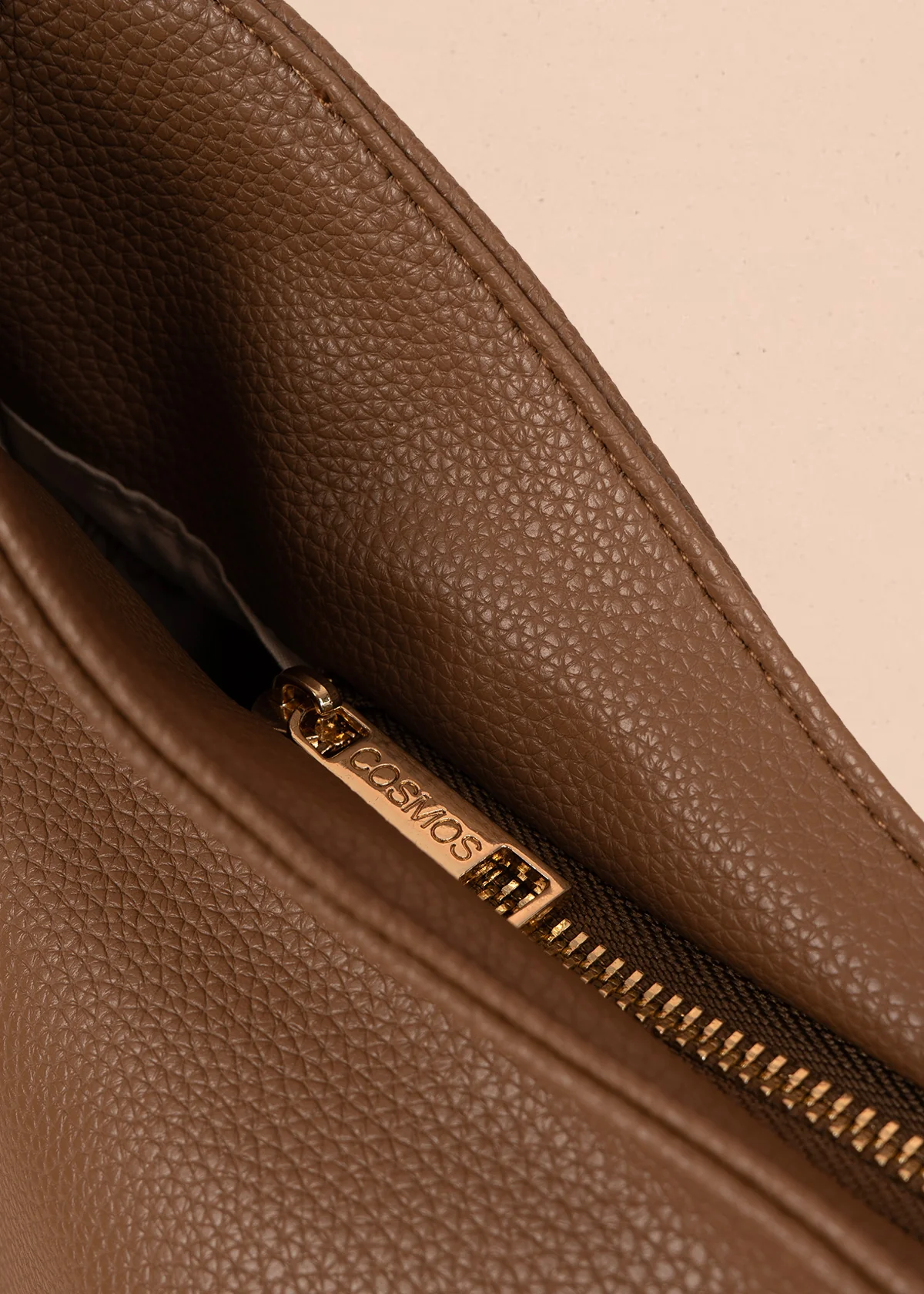 Bolso tipo shopping color café texturizado y silueta hobo 106335 - Image 3