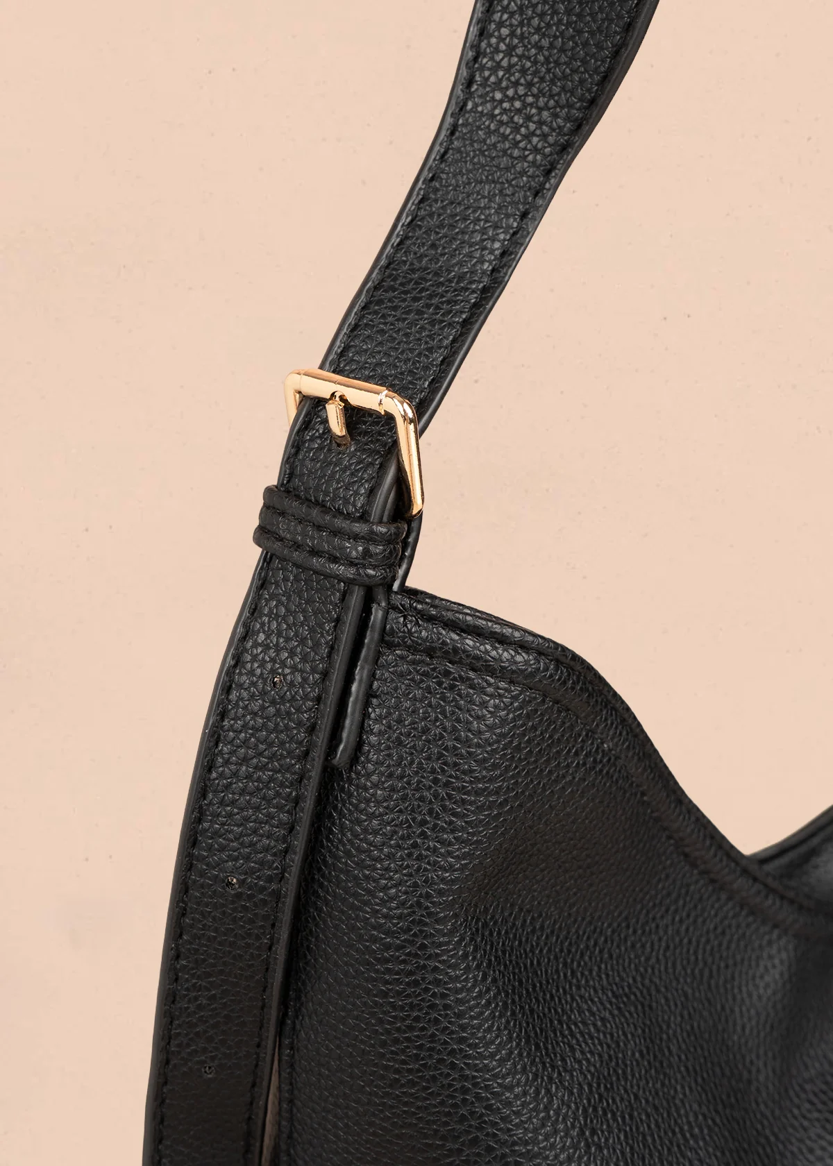 Bolso tipo shopping color negro texturizado y silueta hobo 106335 - Image 3
