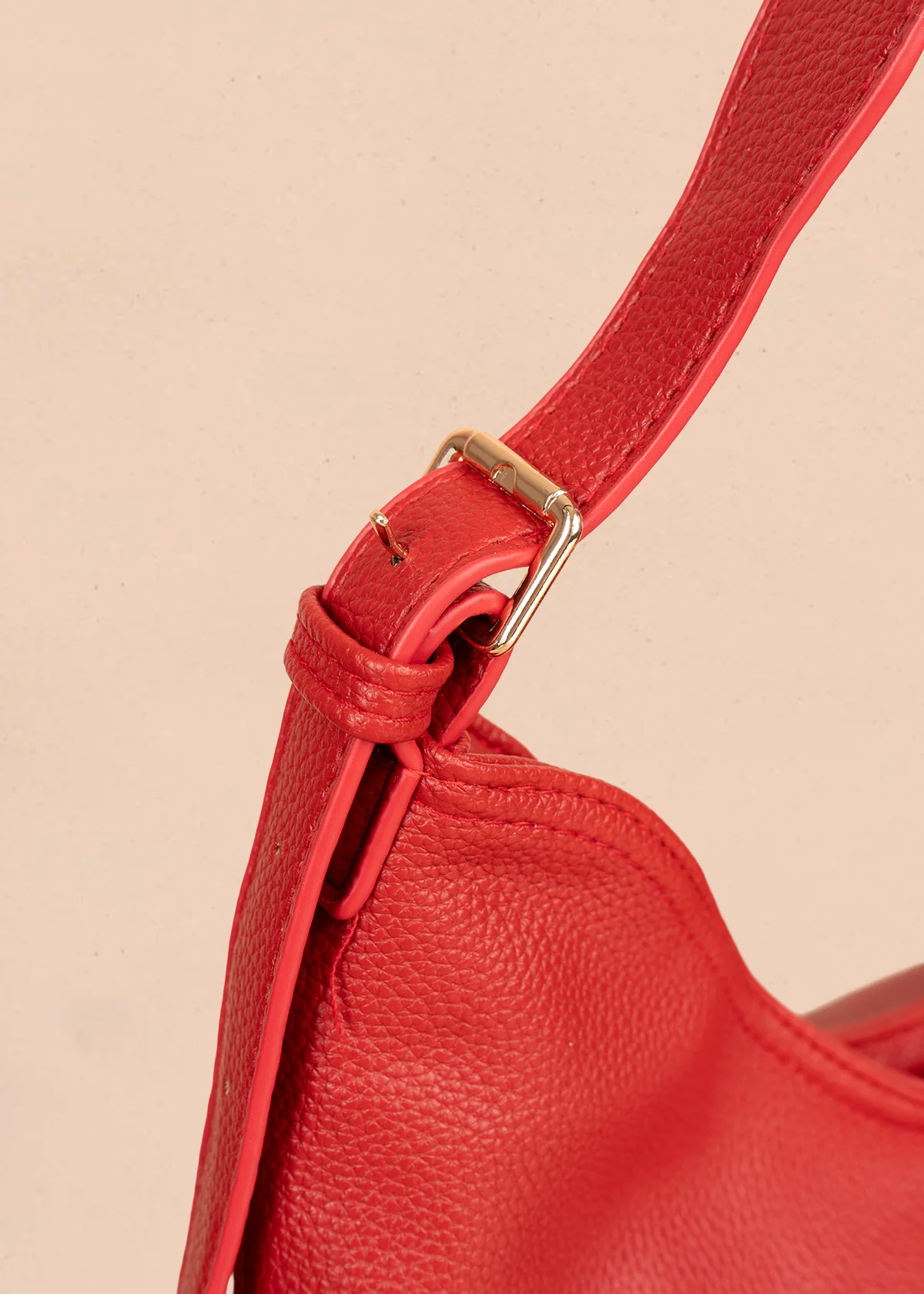 Bolso tipo shopping color rojo texturizado y silueta hobo 106335 - Image 3