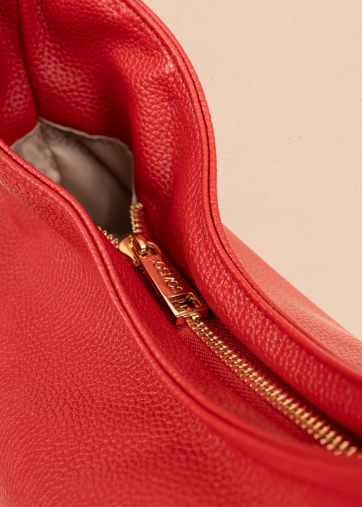 Bolso tipo shopping color rojo texturizado y silueta hobo 106335 - Image 4